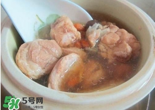 鱷魚肉燉湯要去皮嗎？鱷魚肉煲湯新鮮的好還是干的好