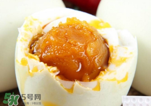 咸鴨蛋為什么會(huì)出油？咸鴨蛋為什么有油