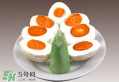 咸鴨蛋放久了還能吃嗎？咸鴨蛋放臭了還能吃嗎？