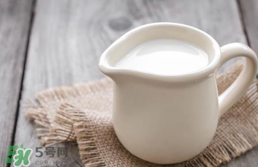 胃脹氣可以喝牛奶嗎？胃脹氣喝牛奶會(huì)怎樣？