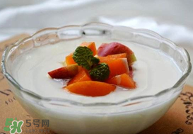 油桃和酸奶能一起吃嗎？油桃能和酸奶一起吃嗎？