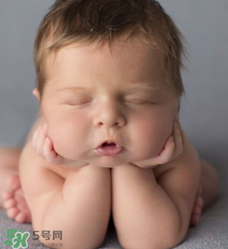 嬰兒吃藥后多久可以吃奶？嬰兒吃藥后多久可以喝奶粉？