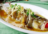 鱸魚怎么做好吃又簡(jiǎn)單？清蒸鱸魚的做法