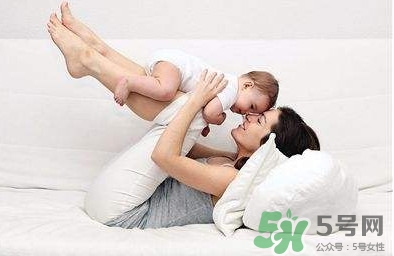 母乳喂養(yǎng)要喂水嗎？純母乳喂養(yǎng)要不要喂水？