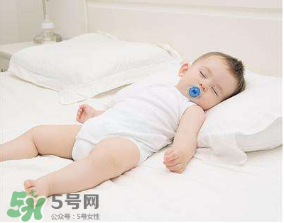 夏天寶寶需要穿襪子睡覺(jué)嗎？寶寶夏天睡覺(jué)要穿襪子嗎？