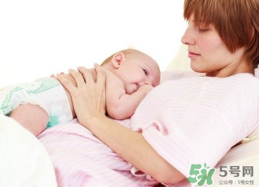 母乳喂養(yǎng)要喂水嗎？純母乳喂養(yǎng)要不要喂水？