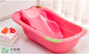 嬰兒浴盆什么樣子的好？嬰兒浴盆常見款式介紹