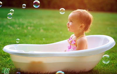 嬰兒浴盆什么樣子的好？嬰兒浴盆常見款式介紹