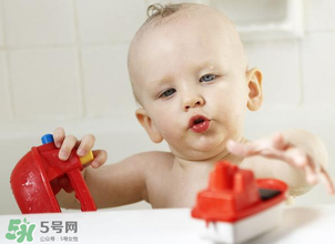 嬰兒浴盆是帶浴網(wǎng)還還是帶浴板好？嬰兒浴盆什么款式好？