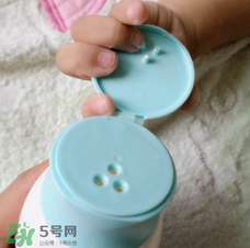 爽身粉可以擦臉上嗎？臉上可不可以涂爽身粉？