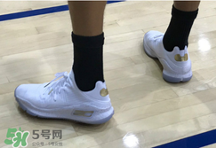 under armour curry 4 low低幫版白金配色上腳怎么樣？