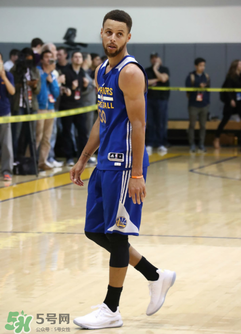 under armour curry 4 low低幫版白金配色上腳怎么樣？