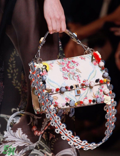 fendi kan i多少錢？芬迪kan i包包國(guó)內(nèi)專柜價(jià)格
