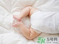 寶寶發(fā)燒是用熱毛巾還是冷毛巾敷？寶寶發(fā)燒用什么毛巾敷？
