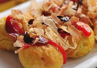 章魚燒是哪個(gè)國(guó)家的小吃？章魚燒上面的皮是什么