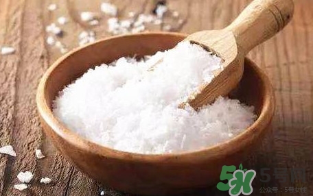 食鹽發(fā)藍(lán)怎么回事？食鹽中一般會(huì)添加什么食品添加劑