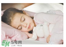 寶寶需要枕頭嗎？寶寶多大可以用枕頭？