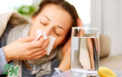 感冒藥飯前吃還是飯后吃？吃感冒藥會推遲月經(jīng)嗎？