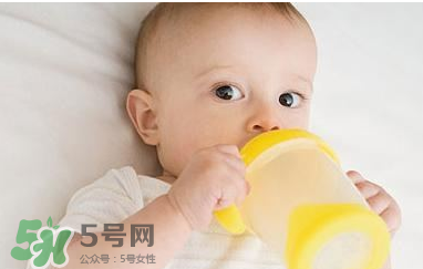 母乳寶寶要比喂奶粉的寶寶體質(zhì)好嗎 母乳比奶粉營養(yǎng)嗎？