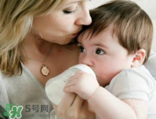 母乳寶寶要比喂奶粉的寶寶體質(zhì)好嗎 母乳比奶粉營養(yǎng)嗎？