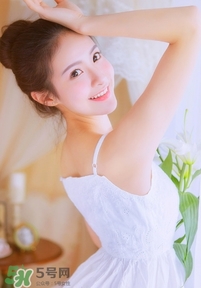 化完妝臉上出油是什么原因？化完妝臉上出油怎么辦？