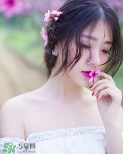 化完妝臉上出油是什么原因？化完妝臉上出油怎么辦？