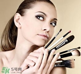 化妝后臉癢是怎么回事？化妝后臉癢怎么辦？