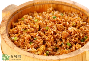 醬油炒飯?jiān)趺醋觯酷u油炒飯生抽還是老抽