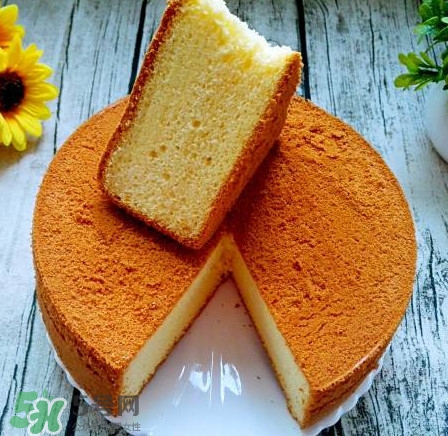 戚風(fēng)蛋糕怎么脫模？戚風(fēng)蛋糕倒扣多久脫模