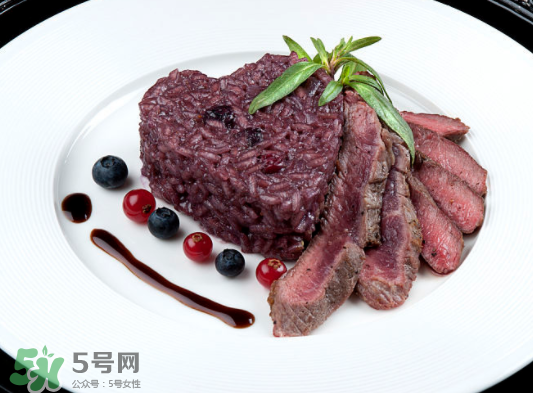 藍(lán)莓和牛肉能一起吃嗎？藍(lán)莓和牛肉會(huì)過敏嗎？