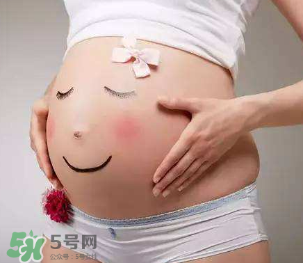 妊娠紋到底是怎么樣形成的？妊娠紋形成的原因是什么