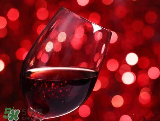 藍莓酒和葡萄酒哪個好？藍莓酒好還是葡萄酒好？