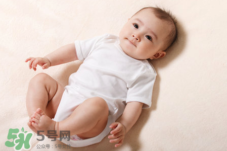母乳喂養(yǎng)胸部一大一小怎么辦？母乳喂養(yǎng)會(huì)導(dǎo)致胸不對(duì)稱嗎？