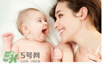 母乳喂養(yǎng)胸部一大一小怎么辦？母乳喂養(yǎng)會(huì)導(dǎo)致胸不對(duì)稱嗎？