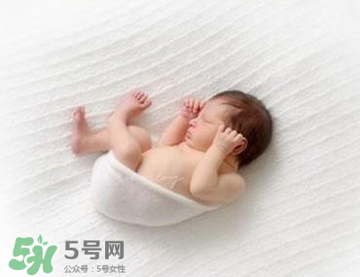 新生兒能用母乳洗臉嗎？新生兒能用母乳擦臉嗎？