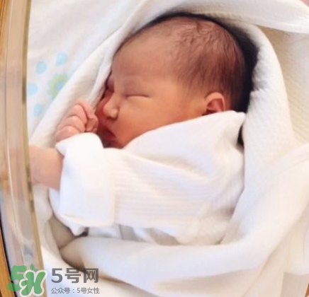 新生兒能用母乳洗臉嗎？新生兒能用母乳擦臉嗎？