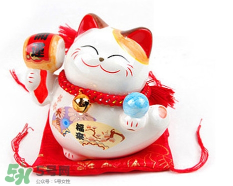 招財(cái)貓有什么講究？招財(cái)貓左手招什么右手招什么？