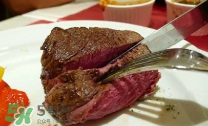 牛排是左手拿刀還是右手？吃牛排的正確方法