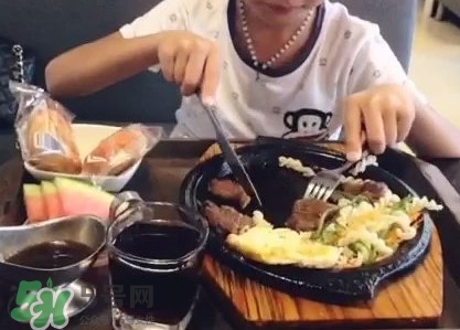 牛排是左手拿刀還是右手？吃牛排的正確方法