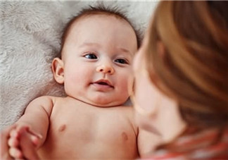 母乳喂養(yǎng)胸部一大一小怎么辦？母乳喂養(yǎng)會(huì)導(dǎo)致胸不對(duì)稱嗎？