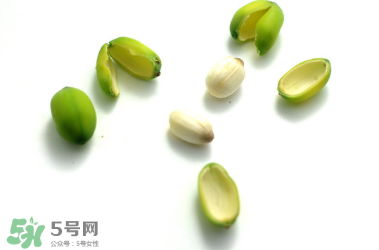 蓮蓬子中間的芯能吃嗎？蓮蓬子的功效與作用