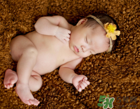 新生兒吃母乳一次吃多久？新生兒吃母乳一次十分鐘正常嗎？