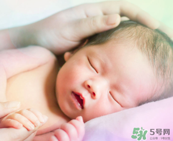 新生兒吃母乳一次吃多久？新生兒吃母乳一次十分鐘正常嗎？