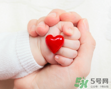 新生兒吃母乳需要喝水嗎？新生兒需不需要要喝水？