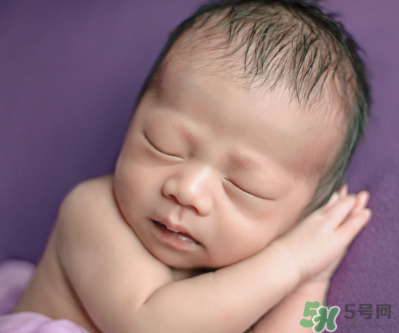 新生兒吃母乳拉稀是怎么回事？新生兒吃母乳拉稀怎么辦？