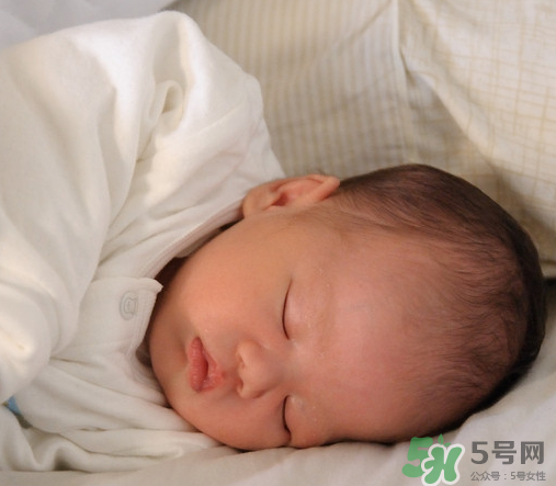 新生兒吃母乳拉稀是怎么回事？新生兒吃母乳拉稀怎么辦？