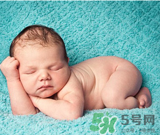 新生兒吃母乳拉奶瓣是怎么回事？新生兒吃母乳會(huì)拉奶瓣嗎？
