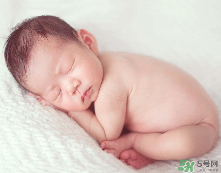 新生兒吃母乳拉奶瓣是怎么回事？新生兒吃母乳會(huì)拉奶瓣嗎？