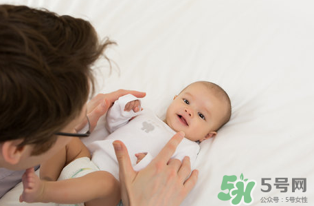 新生兒吃母乳放屁拉稀正常嗎？新生兒吃母乳拉黃水正常嗎？
