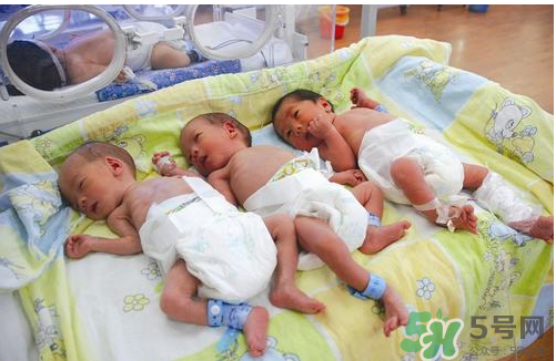 新生兒吃母乳放屁拉稀正常嗎？新生兒吃母乳拉黃水正常嗎？